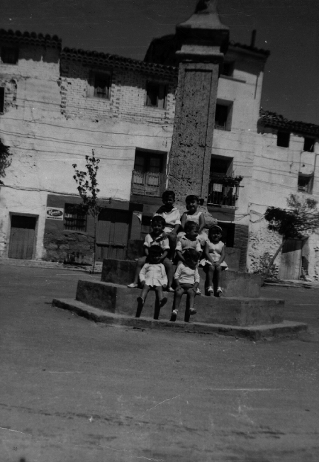 NiÃ±os sentados en la Plaza. Calamocha