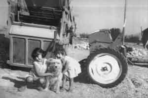 Con la aventadora y sembradora. Mainar