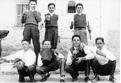 Muchachos bebiendo y fumando. Bello