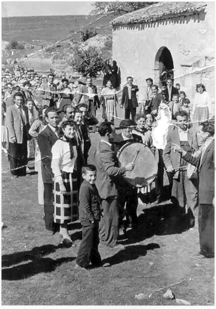 Vecinos en la ermita. Bello
