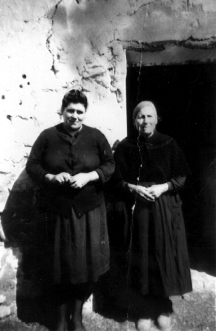 Mujeres en la puerta. Bello.