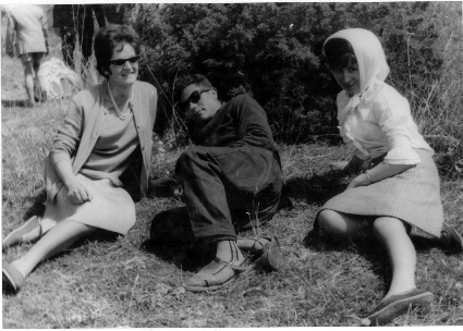 Mujeres y hombre sentados. Bello