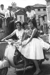 Muchachas en la plaza. Nombrevilla