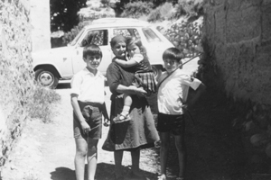 Abuela y sus nietos. AÃ±o 1941. Nombrevilla.