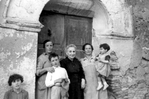 Grupo familiar en la puerta. Nombrevilla