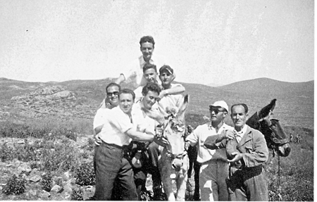 Junto al viejo cuartel, el burro, el carro y los voluntarios. Calamocha.