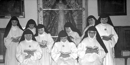 Grupo de monjas. Localidad: Calamocha.