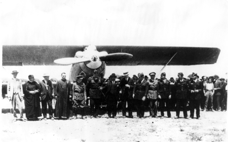 Grupo de gente en el campo de aviaciÃ³n delante de una avioneta. Calamocha.