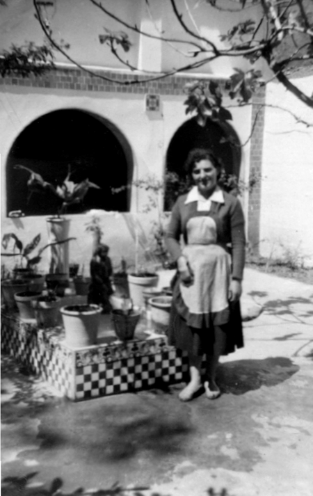 Retrato de Antonia Pobo SÃ¡nchez en un patio. Cella.