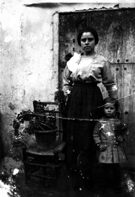 Una madre con su hija. Cella.