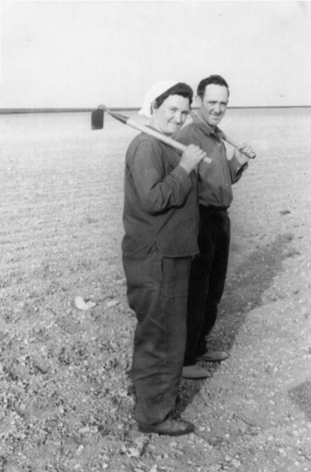 MarÃ­a y Demetrio trabajando en el campo. Cella.