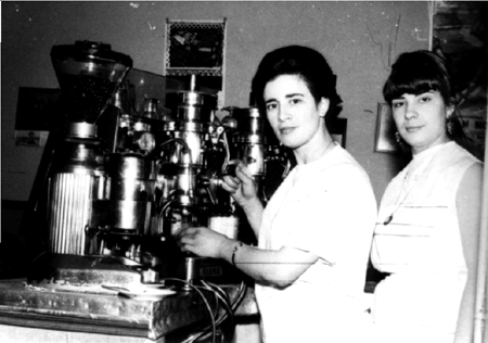 MarÃ­a y PilarÃ­n trabajando. Cella.