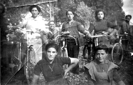 Enriqueta Bronchal y otras trabajando el cÃ¡Ã±amo. Cella.