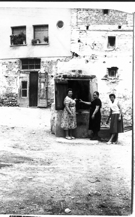 Mujeres junto al pozo. BurbÃ¡guena