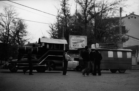 Grupo de hombres delante de una locomotora. Calamocha.