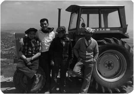 Calamochinos junto a un tractor. Calamocha.