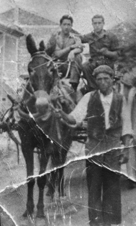 Varios hombres junto a un burro. Calamocha.