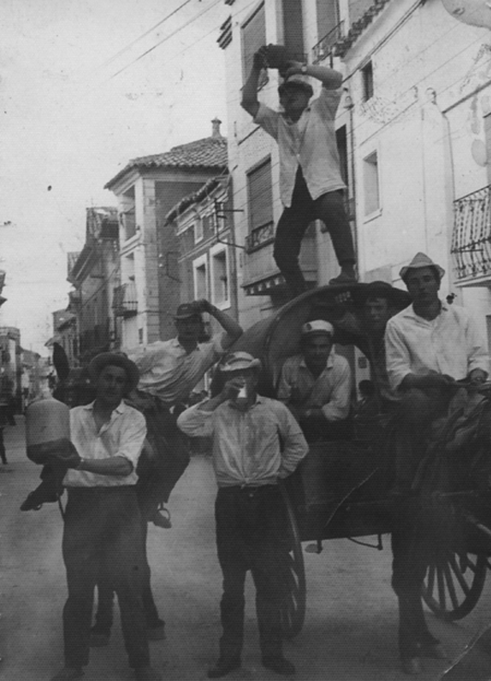 Varios hombres en un carruaje en una calle de Calamocha.