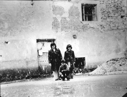 NiÃ±os bajo la nieve delante del antiguo ayuntamiento. Cosa
