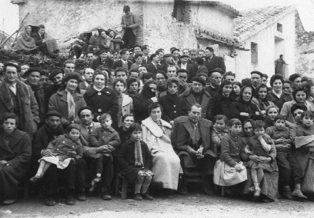 Grupo de vecinos de CucalÃ³n viendo las jotas.