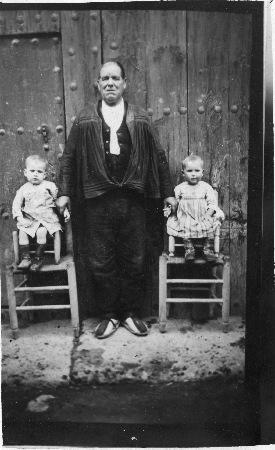 Retrato de abuelo con nietos en sillas. Fuentes Claras. AÃ±o 1925.