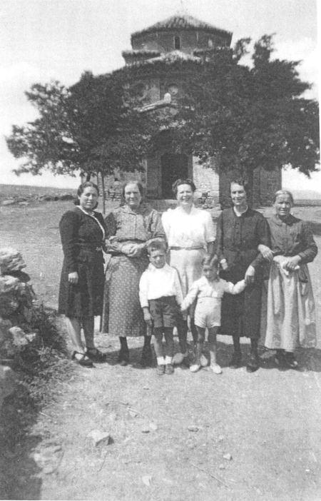 Grupo delante de una ermita en Loscos. AÃ±o 1944.