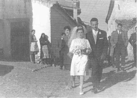 ReciÃ©n casados a la salida de la igleia. Loscos.