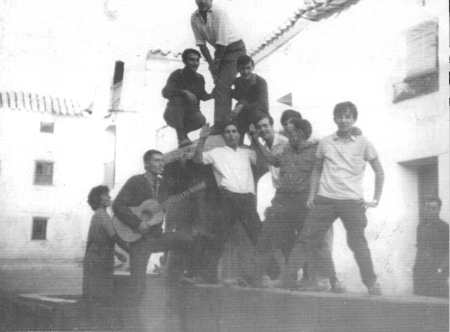 JÃ³venes en la plaza de Loscos.