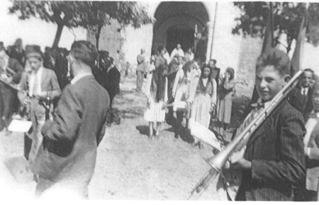 ProcesiÃ³n dÃ­a de San Roque a la salida de la Iglesia. Loscos.