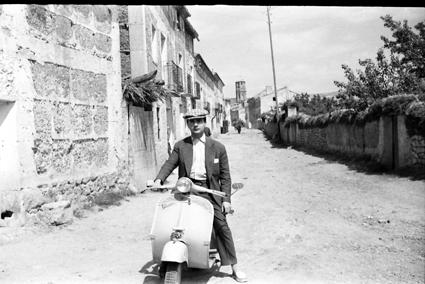 Retrato de hombre sobre motocicleta. Lechago