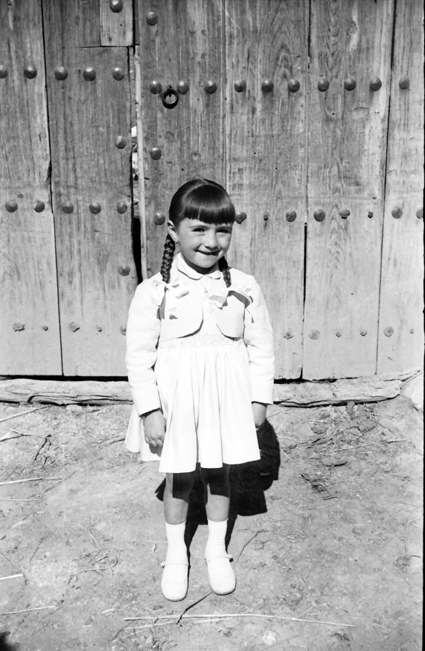 NiÃ±a con trenzas en el portal. Lechago