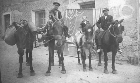 Hombre y niÃ±o a caballo en Luco de Jiloca.