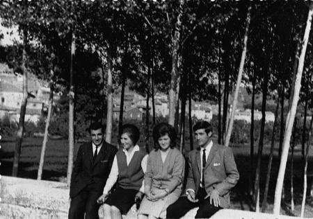 Vecinos de Luco de Jiloca con el pueblo al fondo.