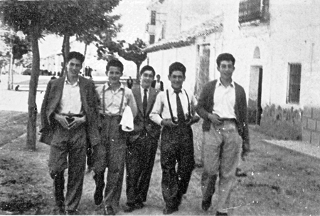 JÃ³venes en la Calle Mayor. Monreal del Campo.