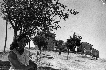 Muchacha junto a la ermita de la Virgen de la carrasca. OdÃ³n