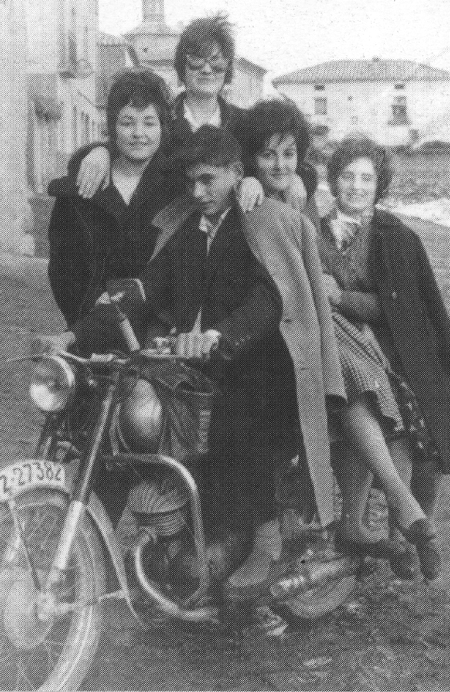 Vecinos de Olalla sobre una motocicleta.