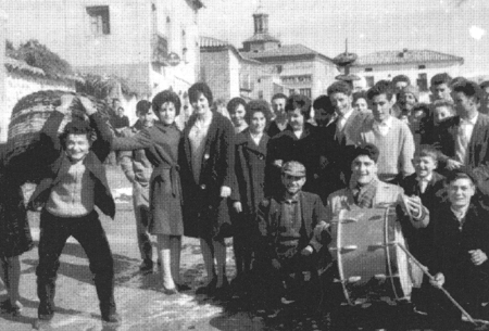 Vecinos de Olalla tocando instrumentos.