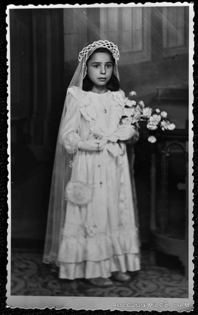 Retrato de niÃ±a en su primera comuniÃ³n