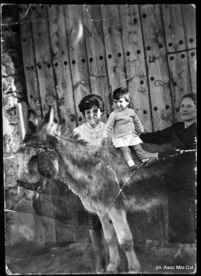 Mujeres y niÃ±a con burro