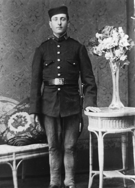 Soldado de uniforme. El Poyo