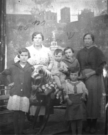 Mujeres y niÃ±os con caballito de madera. El Poyo