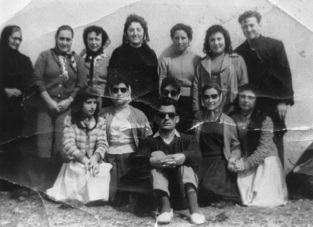 Grupo de hombres y mujeres. El Poyo