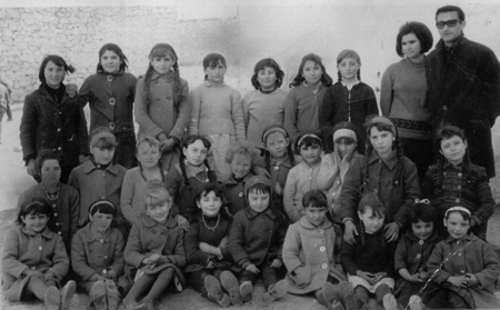 Grupo de niÃ±as y maestros. Pozuel