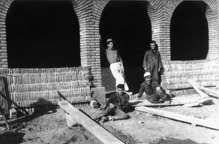 Obreros construyendo el lavadero. Ojos Negros.