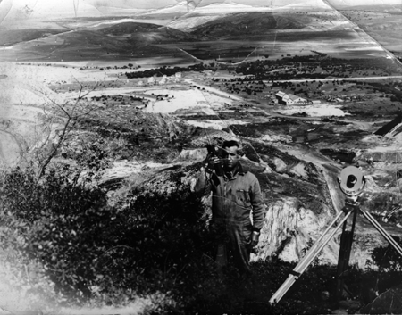 TopÃ³grafo en el alto Corral. AÃ±o 1968. Ojos Negros.