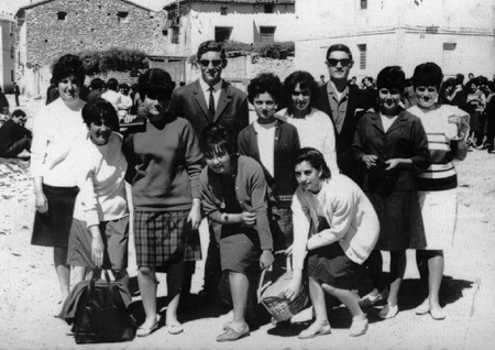 Grupo de amigos en las calles de Ojos Negros.