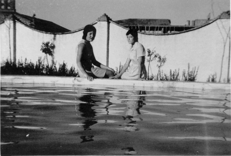 Dos mujeres en la piscina de Ojos Negros.