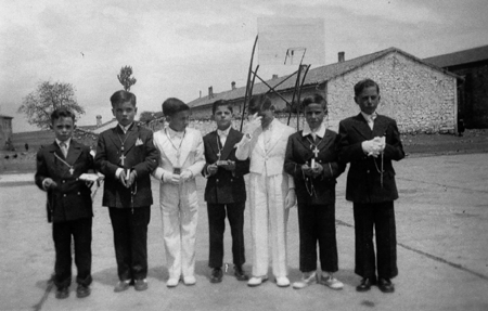 Grupo de niÃ±os de primera comuniÃ³n. Ojos Negros.