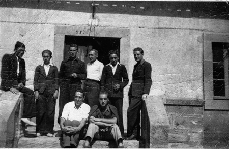 Grupo de vecinos de Ojos Negros en la puerta de casa.