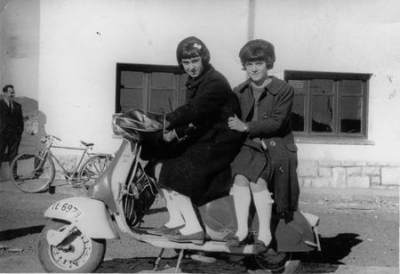 Dos chicas sobre una motocicleta. Ojos Negros.